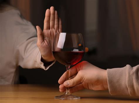 Ilustračná fotografia osoby, ktorá drží pohár s alkoholom