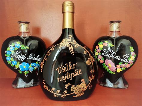 Fľaše s mladým vínom pripravené na ochutnávku