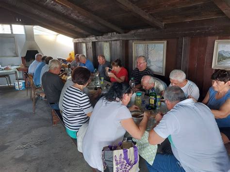 Ľudia pri posedení s pohármi