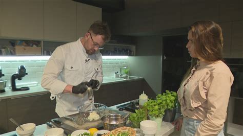 šéfkuchár pripravuje steak