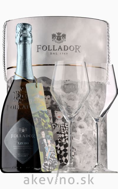 Ľudia pri spoločenskom posedení s pohármi