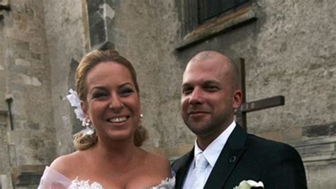 Človek držiaci v ruke fľašu alkoholu