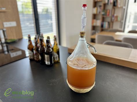 Sada na výrobu domáceho piva s fľašami a kvasnou nádobou