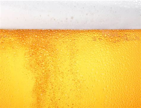 Čerstvý pohár piva s bublinkami