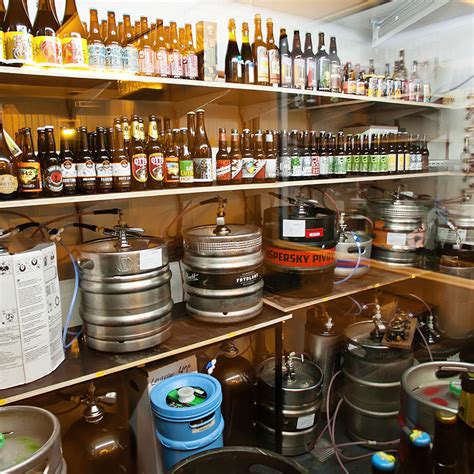 Interiér BeerGeek Baru s preskleným skladom piva