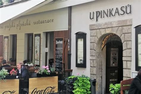 Vonkajší pohľad na reštauráciu U Pinkasů s nápisom