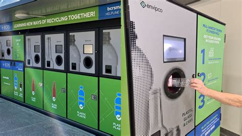 Ilustračná fotografia rôznych PET fliaš rôznych tvarov a veľkostí