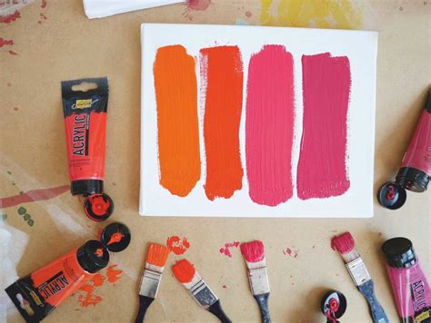 Ilustrácia rôznych farieb akrylových farieb naliatych na papierové taniere