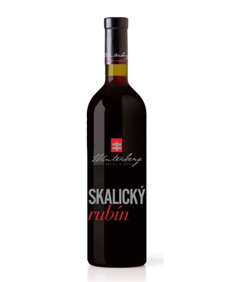 Fľaše vína s etiketami Skalický rubín