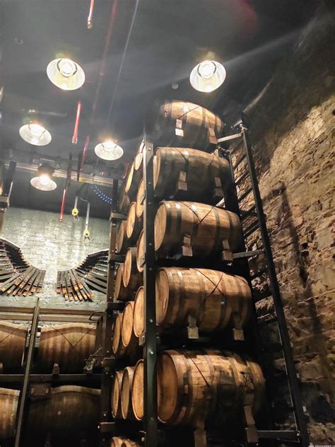 Proces zrání whisky v sudech