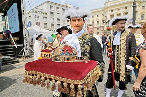 Fotografia hercov v kostýmoch v nemocničnom prostredí