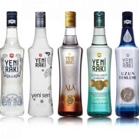 Fľaša tradičného tureckého nápoja Rakı