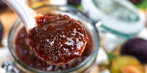 Proces miešania džemu v hrnci