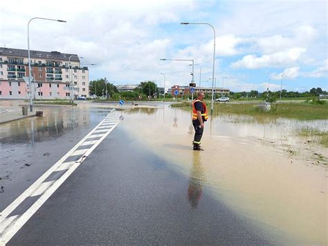 Ulica v Portugalsku zaplavená červeným vínom