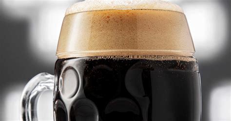 Tmavé pivo v pohári