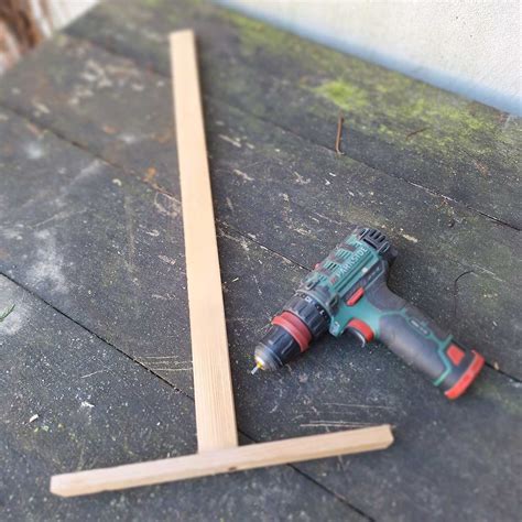 Detail drevenej konštrukcie stojana na víno