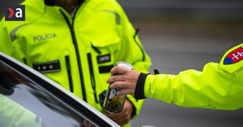 Policajti kontrolujúci dodržiavanie zákazu predaja alkoholu mladistvým