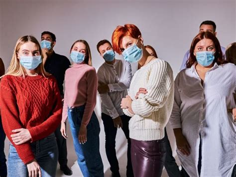 Skupina ľudí na stretnutí abstinujúcich