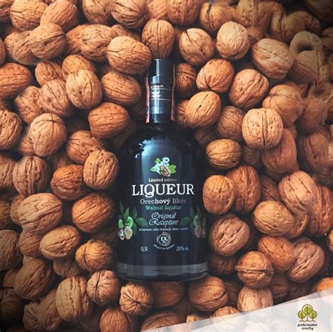 Rôzne produkty z vlašských orechov: likér, olej, orechy v škrupine