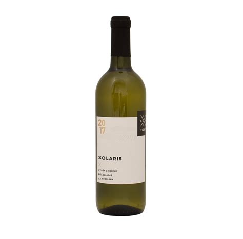 Fľaša bieleho vína Solaris s detailom vinohradu