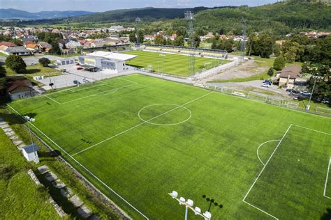 Futbalové ihrisko so súboj o loptu