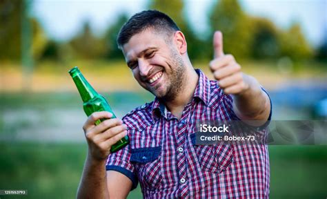 Muž držiaci pivo a mysliaci na sex