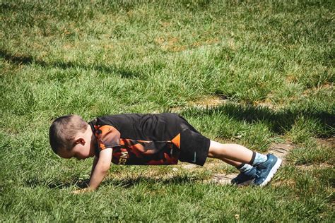 Deti sa zabávajú na skákacom hrade