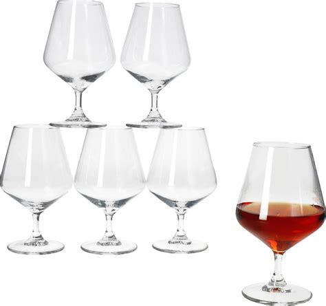 Detailní záběr na dno a stěny sklenice na brandy