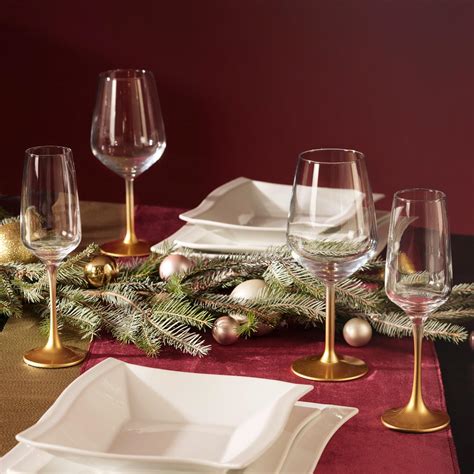 Různé druhy dekorací na sklenicích na brandy