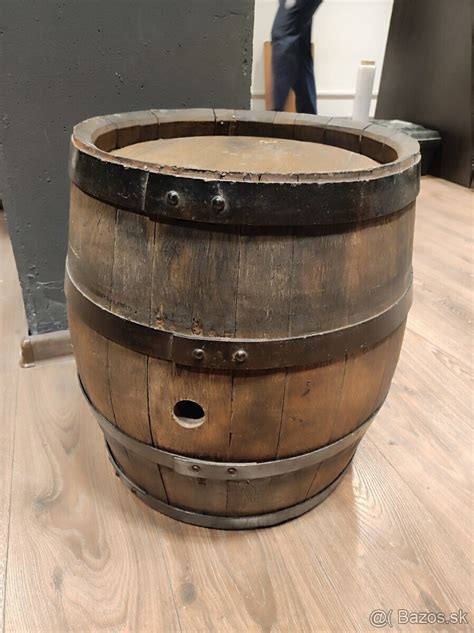 Staré debnárske nástroje a drevené sudy