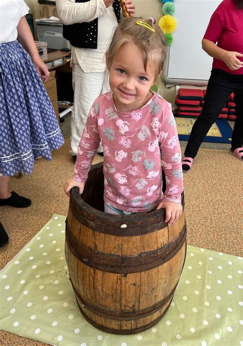 Ilustrácia debnára pracujúceho na drevenom sude