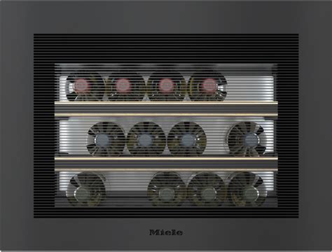 Interiér vinotéky Miele KWT 6112 iG s drevenými roštami a označenými fľašami