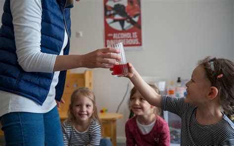 Ilustrácia rodiny rozprávajúcej sa o alkohole