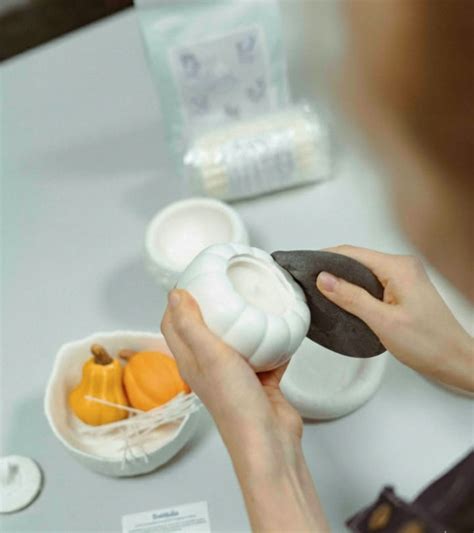 detail ručnej výroby dreveného sudu