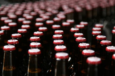 Fľaše s domácim pivom pripravené na dozrievanie