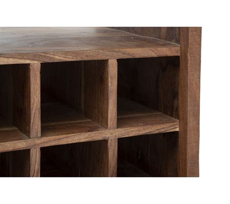 Moderný interiér s dizajnovým stojanom na víno