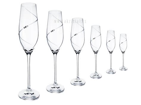 Skupina ručne vyrábaných krištáľových pohárov na šampanské