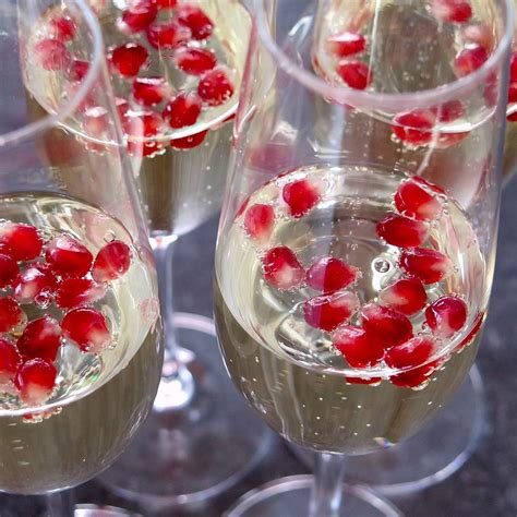 Štýlová fotografia páru pripíjajúceho si so šampanským