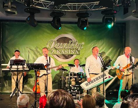 Mladá slovenská hudobná skupina na pódiu