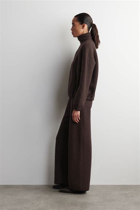 Obrázok zobrazujúci vylievajúcu sa vodu z varnej komory destilátora