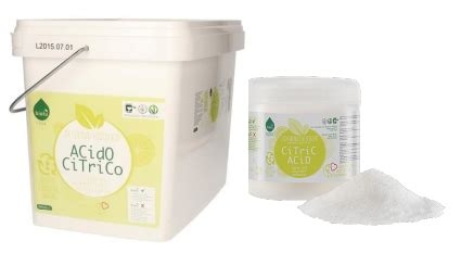 Infografika porovnávajúca účinnosť octu a kyseliny citrónovej pri odstraňovaní vodného kameňa