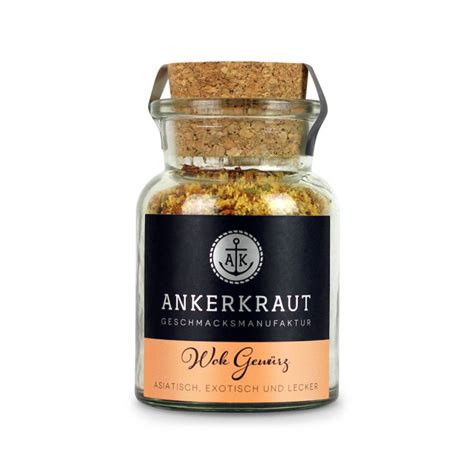 Zmes červených ríbezlí a korenia v pohári