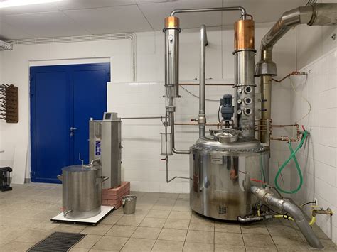 Interiér tradičnej pálenice s destilačnými kotlami