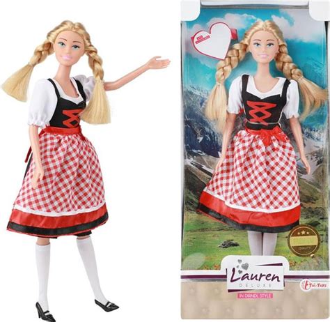 Čašníčka s pivom v tradičnom kroji