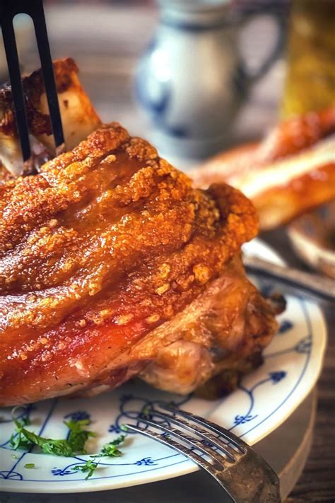 Servírovaný Schweinshaxe s knedľou