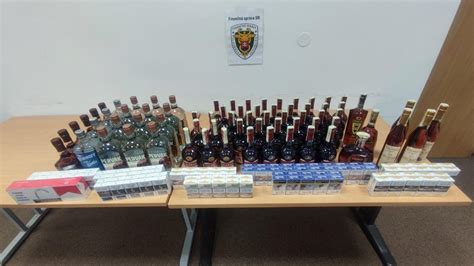 Ilustračná fotografia rôznych fliaš tvrdého alkoholu