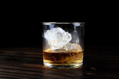 Ilustračná fotografia sklenených pohárov s whisky a ľadom