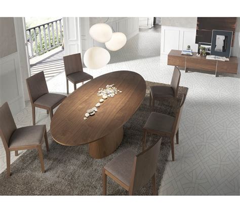 moderný jedálenský stôl s elegantnými pohármi