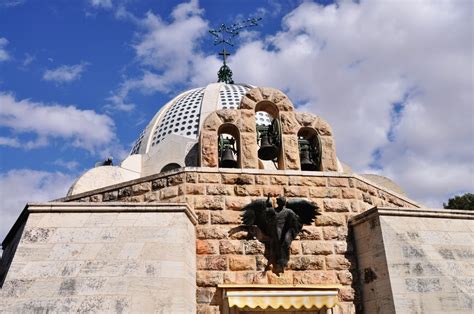 Ilustrácia znázorňujúca skupinu ľudí modliacich sa