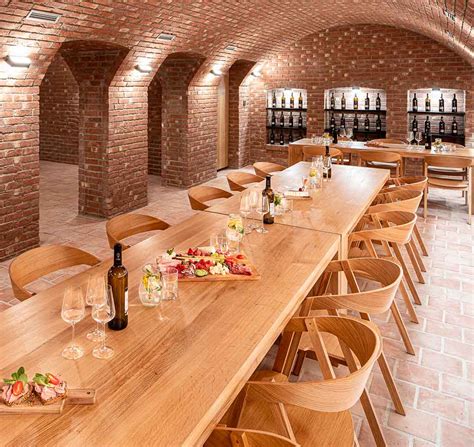 Interiér vinárstva s nerezovými nádobami